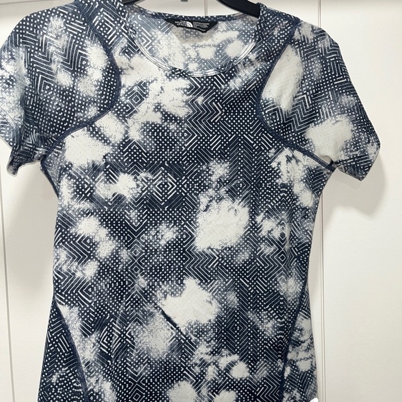 The North Face Flash Dry T Shirt Size Small Blue White Pattern Short Sleeve - Picture 3 of 4